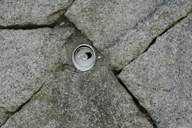 排水パイプにすっぽり入った空き缶 | 2013年7月7日　ラブリバー活動 | CSR活動 | 企業情報 | 福徳技研株式会社