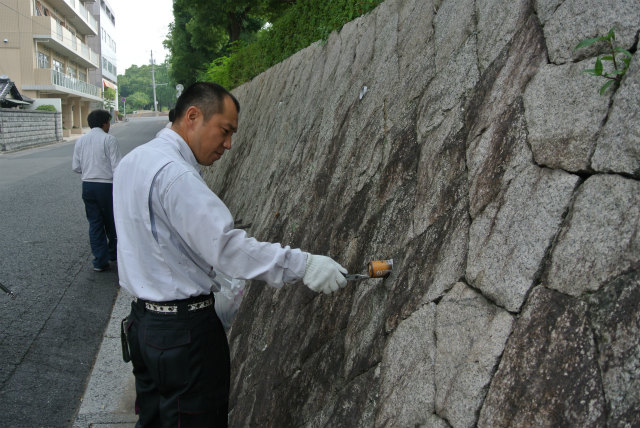 石垣のゴミをとる | 2013年7月7日　ラブリバー活動 | CSR活動 | 企業情報 | 福徳技研株式会社