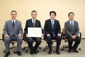 中区長より表彰されました。|中心市街地での落書き対策|福徳技研株式会社